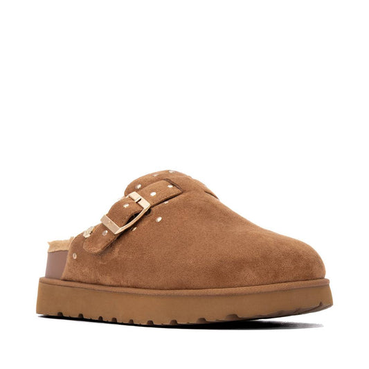 Socas XTI Camel para mulher com biqueira fechada, fivela metálica e tachas decorativas