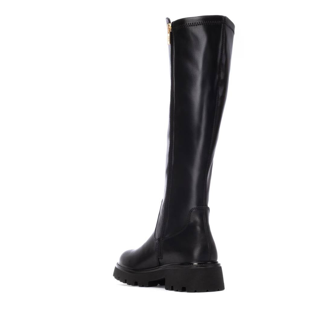 Bota XTI preta vegan mulher 14441901 — fotografia 5 do modelo com salto 5 cm