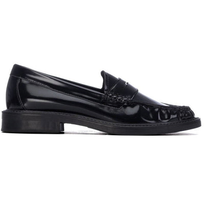 Mocassim de mulher XTI preto brilhante, vista lateral com salto largo e tira na gáspea