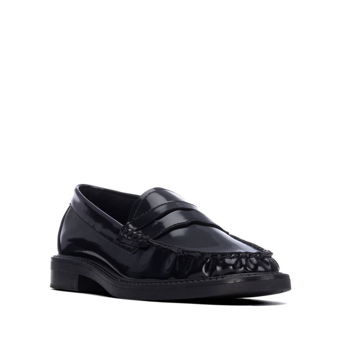 Mocassim XTI preto brilhante, vista frontal oblíqua com tira decorativa e costuras na biqueira