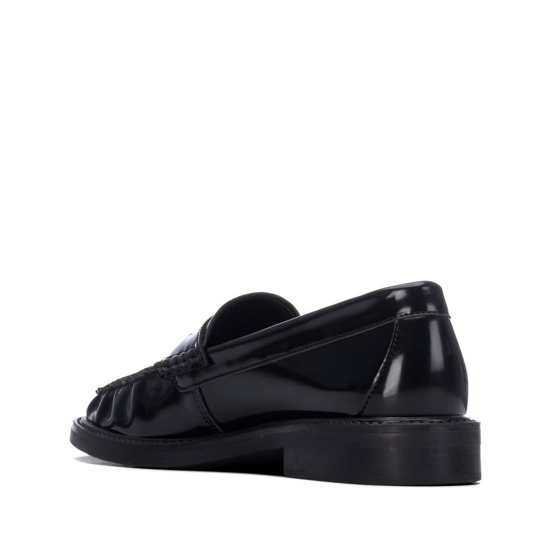 Mocassim XTI preto brilhante, vista traseira oblíqua com detalhe do calcanhar e do salto largo