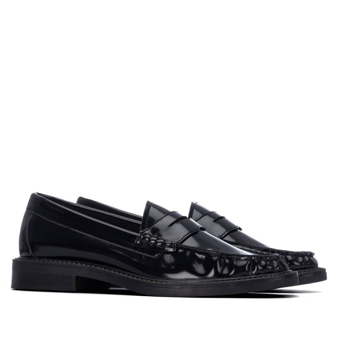 Mocassins de Mulher XTI Pretos com Acabamento Brilhante | 14602101