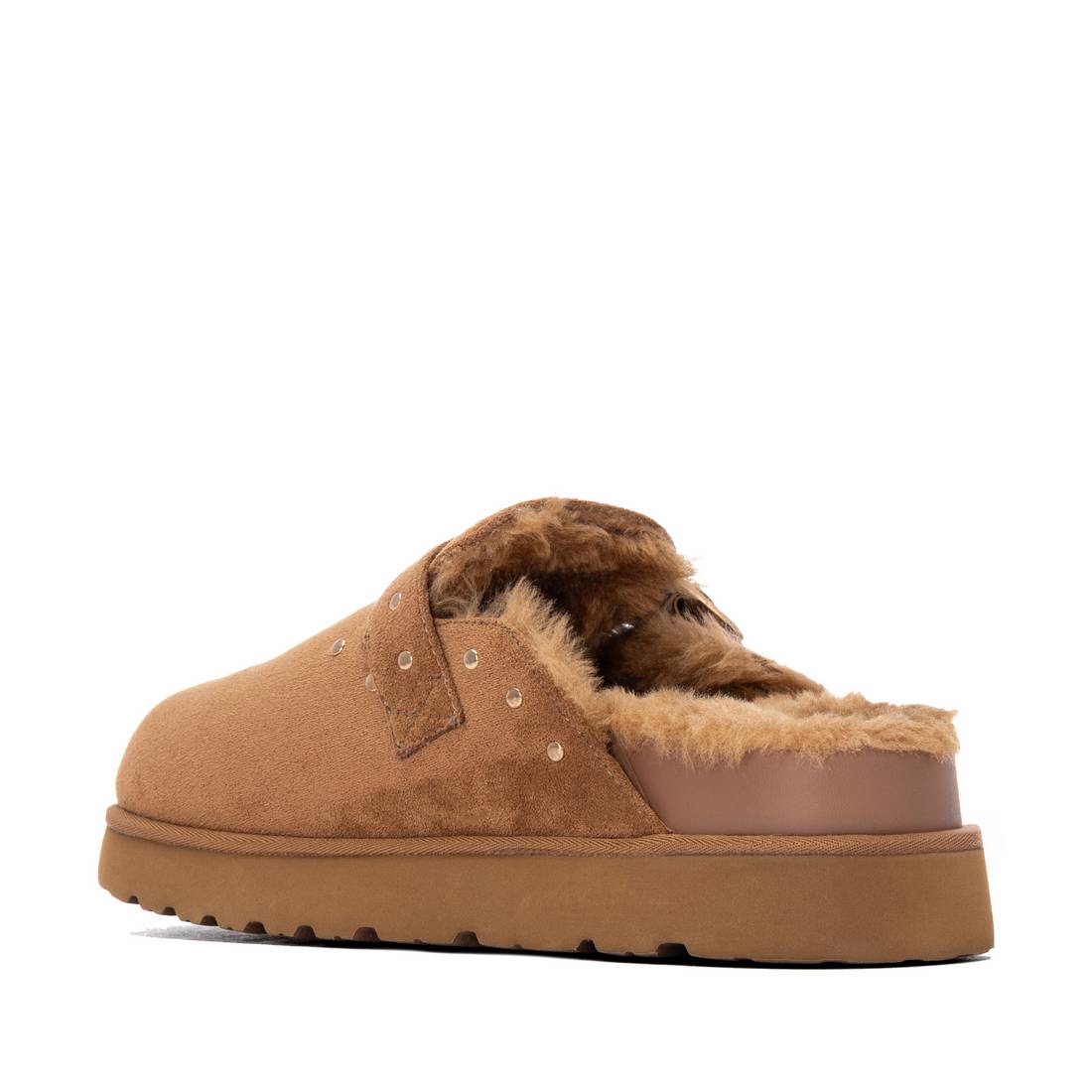 Socas XTI Camel para mulher com biqueira fechada, fivela metálica e tachas decorativas interior