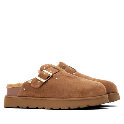 Socas XTI Camel para mulher com biqueira fechada, fivela metálica e tachas decorativas