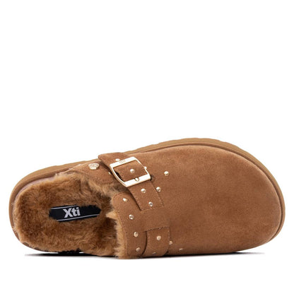 Socas XTI Camel para mulher com biqueira fechada, fivela metálica e tachas decorativas vista ima