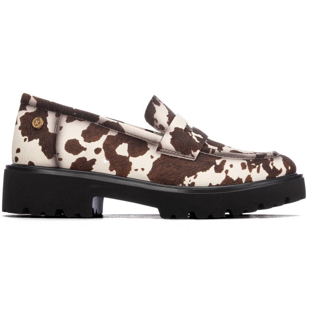Mocassim XTI 14625502 castanho e creme com padrão animal e sola tratorada preta, vista lateral