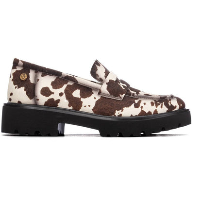 Mocassim XTI 14625502 castanho e creme com padrão animal e sola tratorada preta, vista lateral