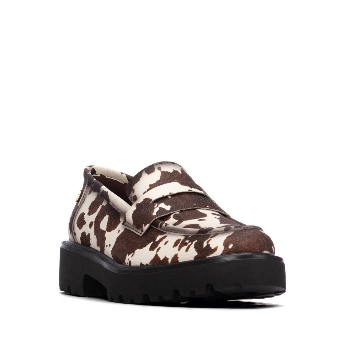 Mocassim XTI 14625502 castanho e creme, vista frontal oblíqua com pala decorativa