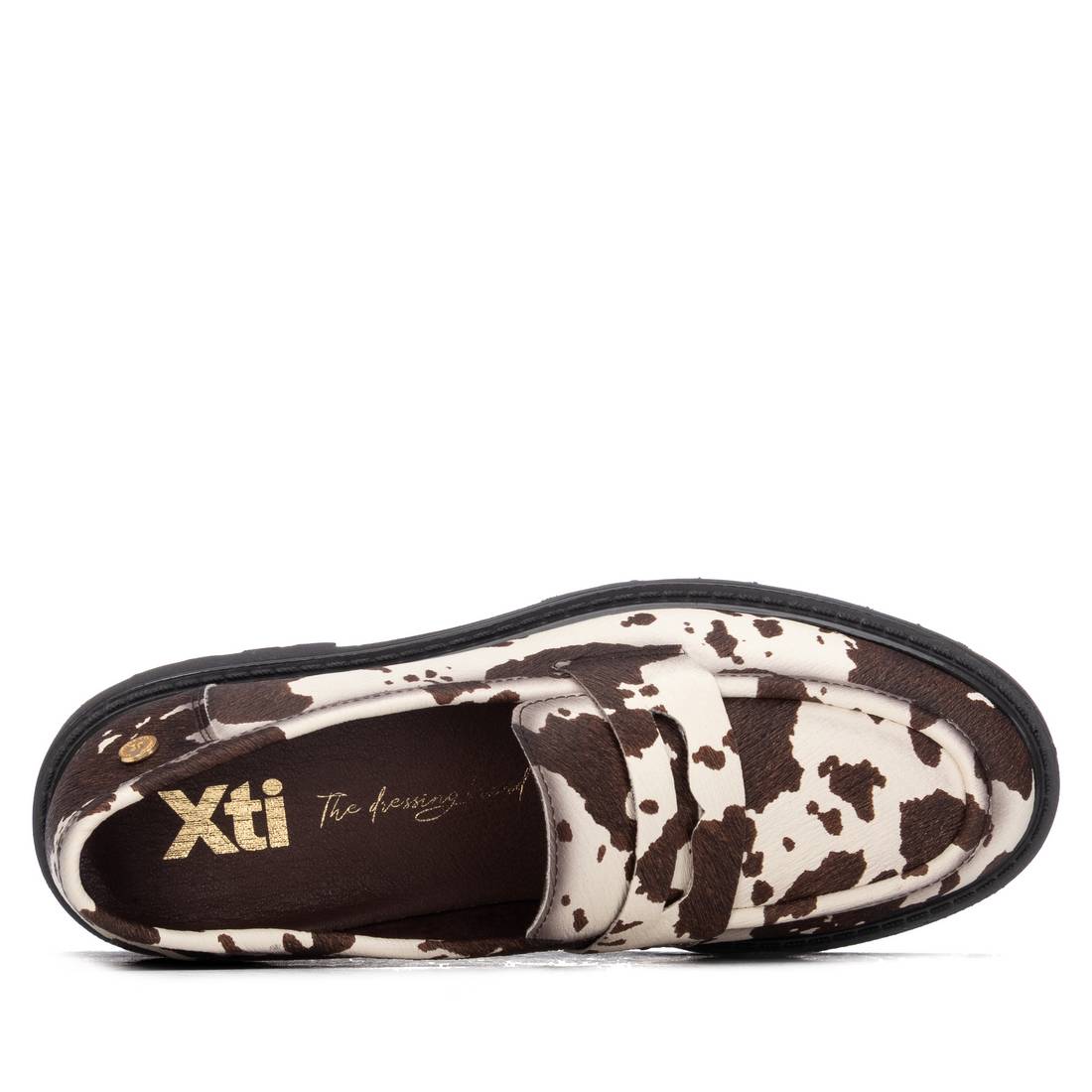 Mocassim XTI 14625502 visto de cima, com pala decorativa e padrão castanho e creme