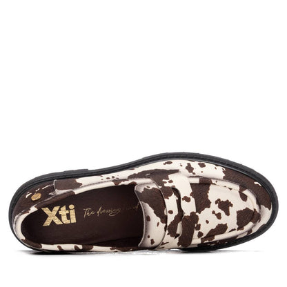 Mocassim XTI 14625502 visto de cima, com pala decorativa e padrão castanho e creme