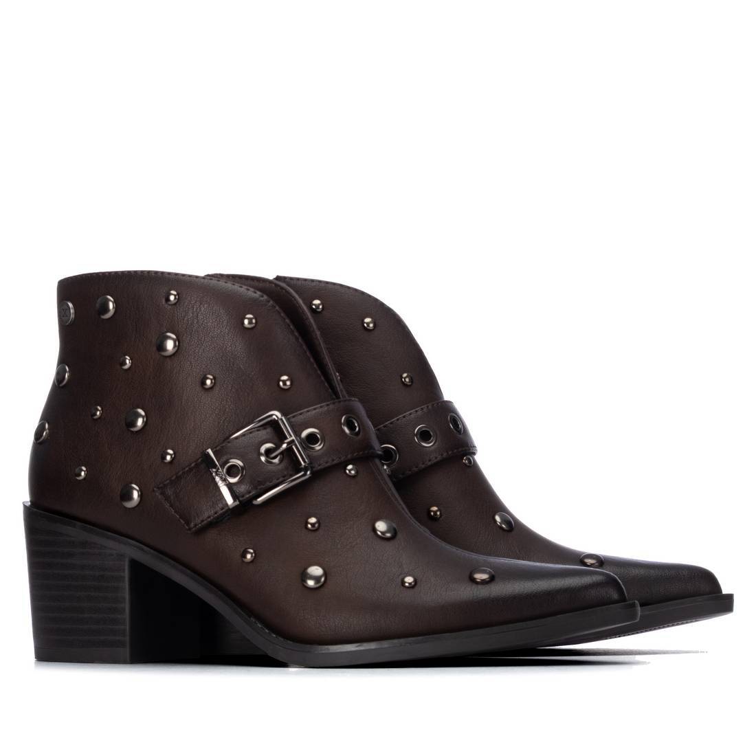 Botim XTI castanho vegan 14649902 com tachas metálicas e salto bloco 7 cm — fotografia 5