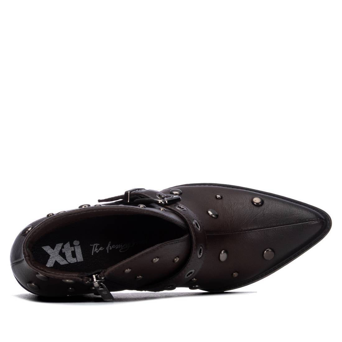 Botim XTI castanho vegan 14649902 com tachas metálicas e salto bloco 7 cm — fotografia 4