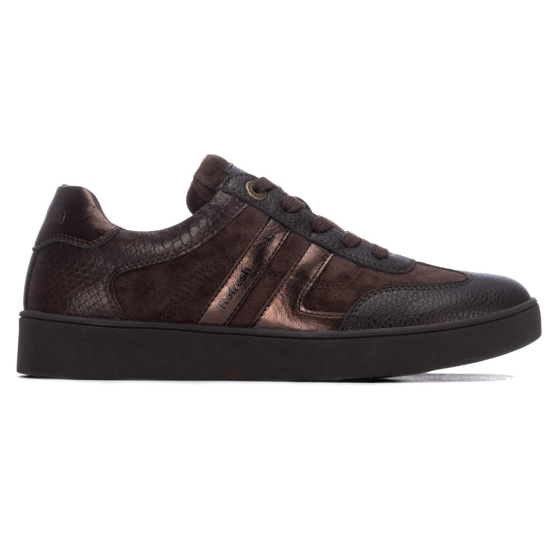 Sapatilha de mulher Refresh castanha 176085, vista lateral com faixas metalizadas em tom bronze, detalhes texturados e sola escura.