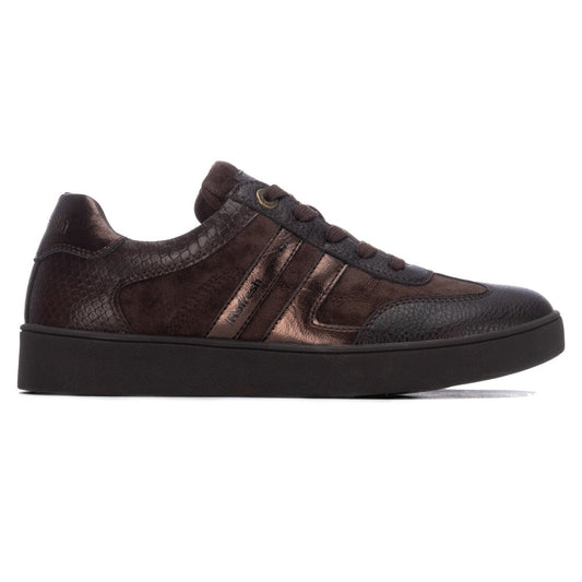 Sapatilha de mulher Refresh castanha 176085, vista lateral com faixas metalizadas em tom bronze, detalhes texturados e sola escura.