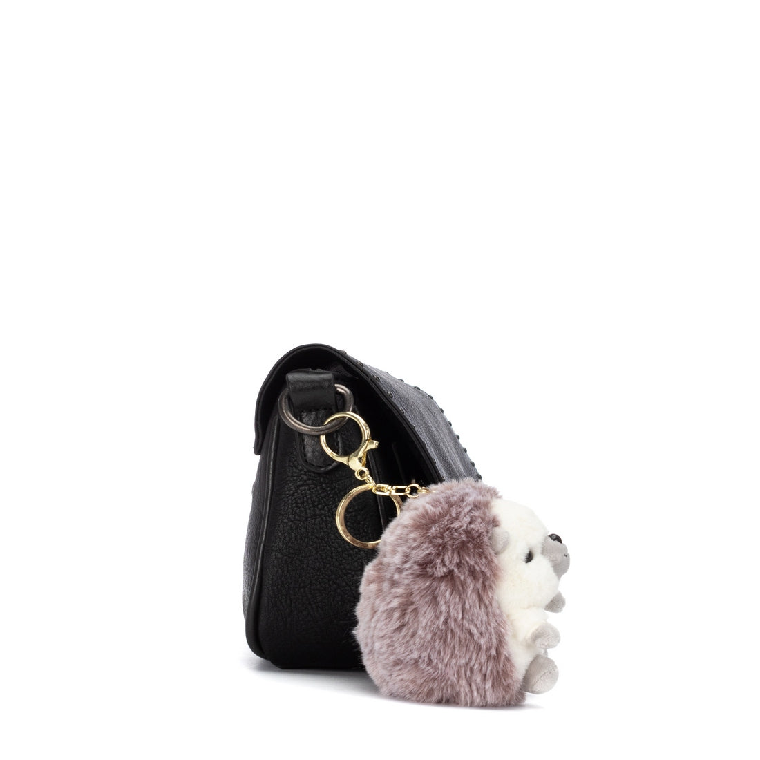Mala de mulher Refresh preta 18343904, vista lateral com argolas metálicas e pendente de peluche em forma de ouriço