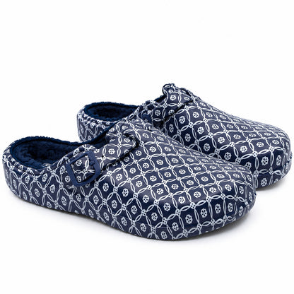 par de Soca Beppi azul marinho com padrão branco, forro polar e fivela ajustável
