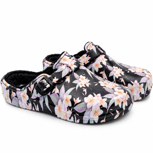 Par de socas Beppi pretas com estampado floral e forro quento