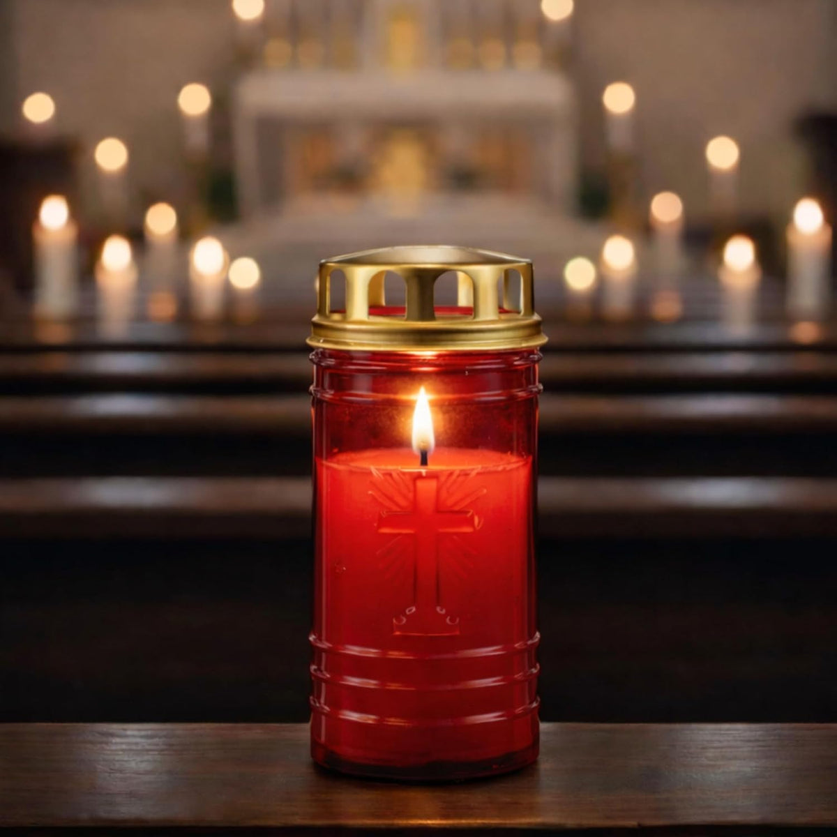  Círio 30 L vermelho com tampa dourada aceso em igreja
