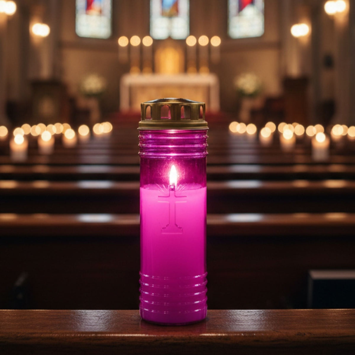 Círio 60 LL rosa com tampa dourada aceso em igreja
